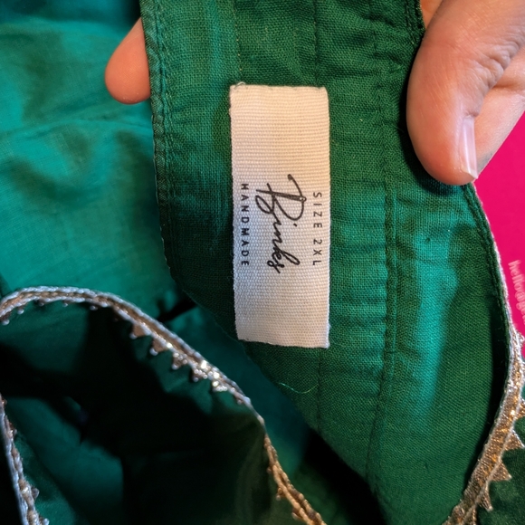 Binks Beautiful Green Sleeveless FlexiFit Saree Blouse With Gold Embellishments - Picture 6 of 7